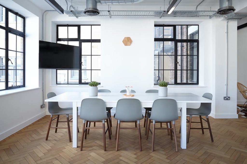 Come scegliere la giusta sedia per la sala da pranzo