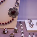 Gli orecchini di Valentina Ferragni: quando un regalo diventa un simbolo senza tempo di eleganza